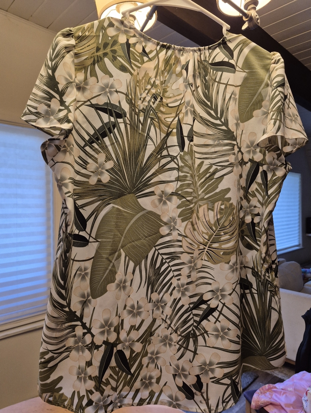 Short Sleeve V-Neck Blouse - Green Size Medium - Picture 5 of 5